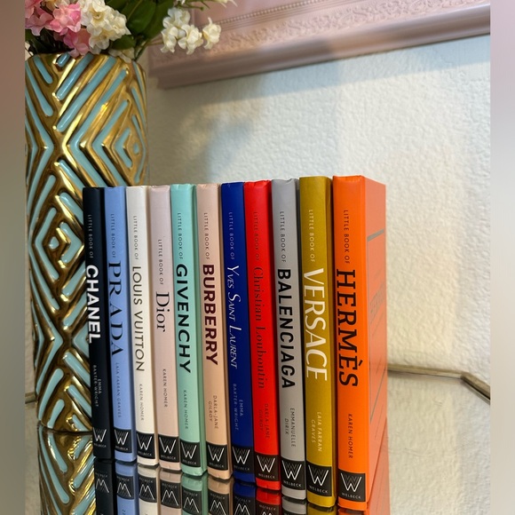 The Story of the Iconic Fashion House (Little Books of Fashion 9) one book only - Picture 4 of 5